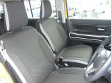 外見からは想像もつかないほど広い車内空間です。ゆったりと座れます。運転席にはシートリフターが付いていますので座高にあわせてドライビングポジションが決められます。