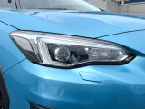 【LEDヘッドライト】悪天候や夜間走行時も良好な視界を確保し安心して運転できる高輝度LEDヘッドライトを装備!点灯速度が早く、消費電力も抑えられています。