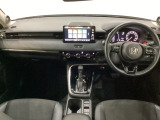 車内は光触媒抗菌消臭施工済です。インパネ周りはスタイリッシュなデザインです。グローブボックスやカップホルダーのほかにトレーなどたくさんの収納スペースが付いています。