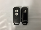 スマートキーを装備しています。鍵を差し込むことなくドアロックの開け閉めと、スタートボタン操作でのエンジンスタートができます。スペアキーも同じものを用意しております。