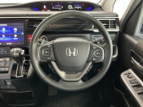 【ハンドル】運転にかかわる様々な操作を安全に行えるように視点移動が少なく操作性に配慮されたスイッチ類が凝縮されたコックピットです。