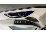 【メモリー付パワーシート】シートをかたどった調整スイッチはメルセデス・ベンツが特許を持っています。様々な体型の乗員に合わせた、きめ細かい調整が可能になっています。
