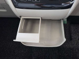インストセンタースライドトレイ(カップホルダー付)。引き出し式のトレイです。