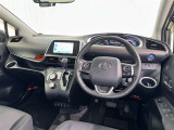 運転席まわりです。 各操作スイッチは使いやすい位置に配置されてます。