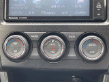 【左右独立温度コントロール式フルオートエアコン(DUAL/SYNC)】運転席側と助手席側でそれぞれ自由に温度設定ができ、快適な風量やモードなどを自動調整します!