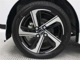 15インチアルミホイール(切削)が装着されています。タイヤサイズ165/55R15