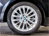 BMWの純正アロイホイールは軽量かつ強度にも優れているホイールで走行性能を引き上げる設計になっております。足元にもBMWは妥協がなくこだわっている個所になります。