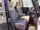 フロントは助手席と繋がったベンチシートです。運転席は、高さを調整できるハイトアジャスター付きです。