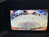 【バックカメラ】運転席から画面上で安全確認ができます。駐車が苦手な方にもオススメな便利機能です。