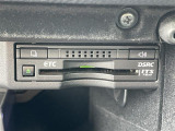 【ETC】有料道路を利用する際に料金所で停止することなく通過できる、ETC車載器(ノンストップ自動料金収受システム機器)が装備されています。セットアップを行うことで利用可能になります。