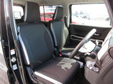 体をしっかり支えるシート形状と程よいクッション性で、運転姿勢を保ちやすい設計。シートポジションを細かく調整することが出来ますので体格に合わせたポジションづくりに対応します。