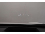 【HUD】ヘッドアップディスプレイ。運転中に視線を大きく移動させることなく車速や道路の制限速度といった基本的な情報を表示します。