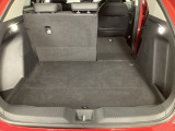 後席は分割可倒式で、用途に合わせてアレンジ可能。荷物の量や乗車人数に応じて柔軟に使える便利なシートです。