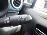 オートライト機能が装備されており暗い場所に入ると車両が検知しライトのON・OFFを自動的に切り替えてくれますので非常に便利な装備です♪