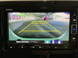 【バックカメラ】運転が苦手な方も車庫入れラクラクです!ギアをリバースに入れれば自動的に切り換わりますので、面倒な操作は不要です♪狭い駐車場もお車を傷つけず安心ですね!