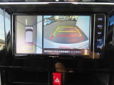 (パノラミックビューモニタ-)車を上から見たような映像で死角もバッチリ確認できます。