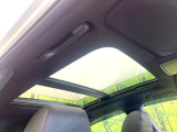 【サンルーフ】開放感たっぷりの希少装備、サンルーフが装着されています!車内に明かりを取り入れたり景色を楽しむ以外にも、車内の空気も簡単に換気できて快適です!
