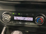 【オートエアコン】一度お好みの温度に設定すれば、車内の温度を検知し風量や温度を自動で調整。暑い&hellip;寒い&hellip;と何度もスイッチ操作をする必要はありません。快適な車内空間には必須の機能ですね♪