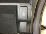 VSA装備車です。VSAはドライバーの操作と車の動きを見守っています。もし車の挙動が乱れたとき、4輪別々にブレーキをかけたり、エンジンパワーをしぼることによって車を安定させます。