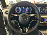 ステアリングシフトが装備されております。ステアリングから手を離さずにシフトチェンジができます。マニュアルモードをご選択頂くことにより、よりアグレッシブな走行が可能となります