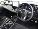 内装色はブラックのみの設定で、視界に入るパーツをダークカラーで統一して運転に集中できるようにしています。