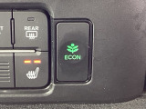 【eコンスイッチ】低燃費運転をサポートするECONモード。スイッチをONすると、エンジンやトランスミッション、A/Cなどを協調制御し、燃費の向上に貢献。エコドライブの効果を高めます。