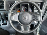 【ハンドル】運転にかかわる様々な操作を安全に行えるように視点移動が少なく、操作性に配慮されたスイッチ類が凝縮されたコックピット。