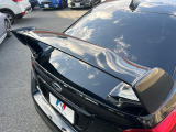 【大型リヤスポイラー】スポーツカーらしさがグッと引き立つ大型リヤスポイラーを装着♪高速走行時のスタビリティ(走行安定性)向上に役立ちます。