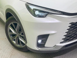 【LEDヘッドライト】悪天候や夜間走行時も良好な視界を確保し安心して運転できる高輝度LEDヘッドライトを装備!点灯速度が早く、消費電力も抑えられています。