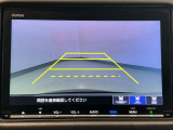 【バックカメラ】運転が苦手な方も車庫入れラクラクです!ギアをリバースに入れれば自動的に切り換わりますので、面倒な操作は不要です♪狭い駐車場もお車を傷つけず安心ですね!