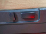 【パワーシート】電動でシートポジションの変更が可能です。手動式より細かくシート設定が可能ですのでより快適な姿勢でドライブを楽しんで頂けるでしょう。