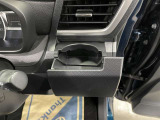 運転席と助手席には、回転式のインパネカップホルダーが装備されています。