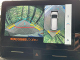 【パノラミックビューモニター】専用のカメラにより、上から見下ろしたような視点で360度クルマの周囲を確認することができます☆死角部分も確認しやすく、狭い場所での切り返しや駐車もスムーズに行えます。
