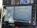 パノラミックビューモニターを装備。駐車場や交差点でクルマを真上から見るように周囲を確認できます。機能の詳細は販売店スタッフまでおたずねください。