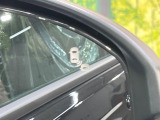 【ブラインドスポットインフォメーション】走行中、ドアミラーの死角になりやすい箇所に後続車が接近するとサイドミラー付近に警告を表示、ドライバーに注意喚起をしてくれます。