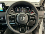 運転にかかわる様々な操作を安全に行えるように視点移動が少なく操作性に配慮されたスイッチ類が凝縮されたコクピットです。