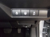 ・セーフティ・シールドスイッチはインテリジェントLI(車線逸脱防止支援システム)のON/OFFができます。 ・寒い日に便利なステアリングヒーター装備です