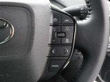 レーダークルーズコントロール作動時に車線維持に必要な運転操作の支援を行う「レーントレーシングアシスト(LTA)」を搭載しています。