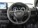 ◆本革巻きステアリングホイール◆ステアリングは運転中、常に触れる部分。しっとりとした上質な触れ心地がドライブ体験を彩ります。