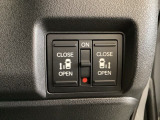 リアドアは乗り降りに便利な両側電動スライドドアです。また運転席に座っていながらスイッチ操作で自在にスライドドアを開け閉めできます。