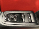 パワーウィンドのスイッチです。運転席に座りながら、助手席や後席の窓を開け閉めできるので大変便利ですよ。