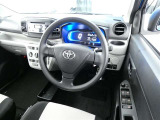 【運転席まわり】・・・ハンドルやシートなども隅々までクリーニング済み。キレイな車内でドライブがより一層快適にお楽しみいただけると思います。