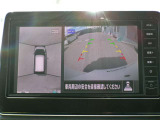 リバースにシフトするとまるで上空から見下ろしているような感じにナビゲーション画面に映し出します
