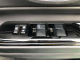 パワーウィンドウのスイッチです。 運転席にいながら助手席や後席の窓を開け閉めできるので、大変便利です。