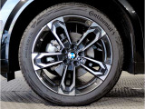 【BMWアロイホイル】軽量かつ強度に拘ったアロイホイル。走行性能ポテンシャルを引き出す設計。車の足元を引き締めてくれる大きなポイントはアロイホイルです。