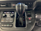 インパネシフトだから視線の移動も少なく足元もスッキリ♪運転席もゆったりしているのでゆとりを持ってドライブできますね!