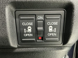 【両側パワースライドドア】両側がパワースライドドアになっており、運転席のスイッチやスマートキーでも開閉が可能です!開口部も広いので乗り降りも楽々♪