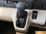 シフトはインパネシフト、パーキングブレーキは電子制御なので運転席と助手席の間はすっきりしています。
