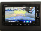 バックカメラの画像です。ガイドラインがスムースな車庫入れをサポートいたします。車庫入れの安心感がアップしますね。
