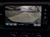【バックカメラ】運転が苦手な方も車庫入れラクラクです!ギアをリバースに入れれば自動的に切り換わりますので、面倒な操作は不要です♪狭い駐車場もお車を傷つけず安心ですね!